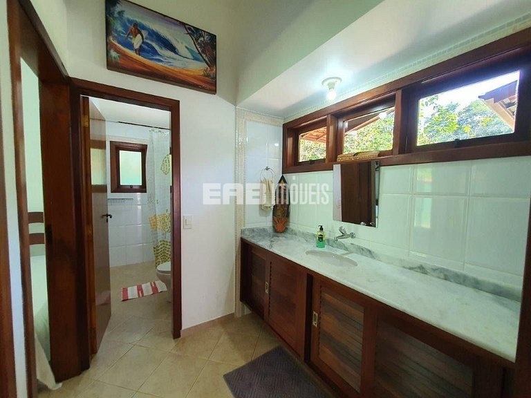 Casa com área verde a poucos metros da praia de Itamambuca