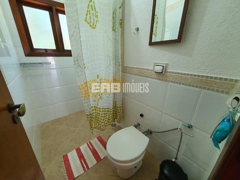 Casa com área verde a poucos metros da praia de Itamambuca