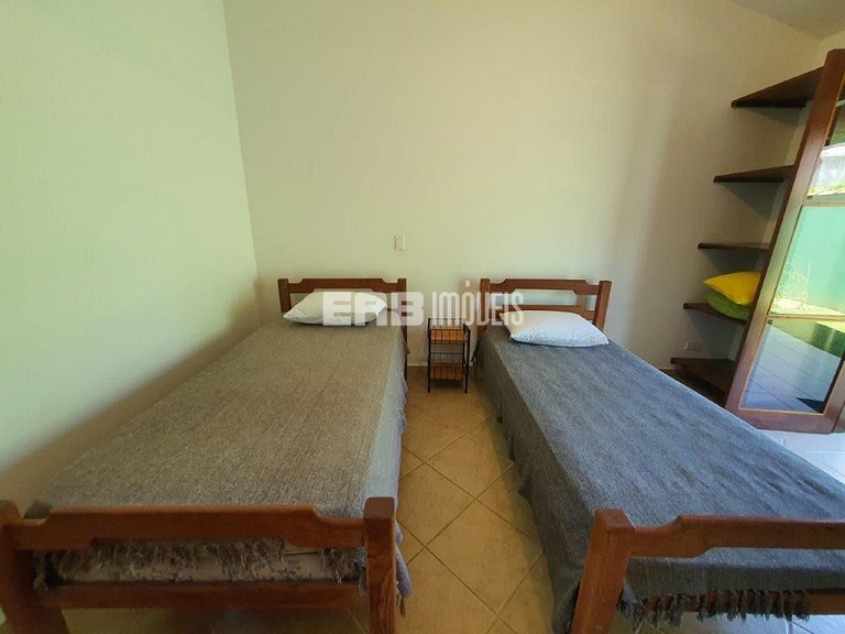 Casa com área verde a poucos metros da praia de Itamambuca