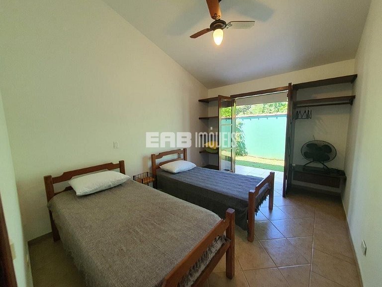 Casa com área verde a poucos metros da praia de Itamambuca