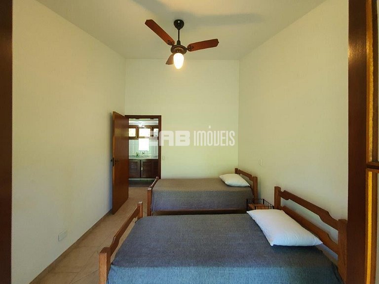 Casa com área verde a poucos metros da praia de Itamambuca