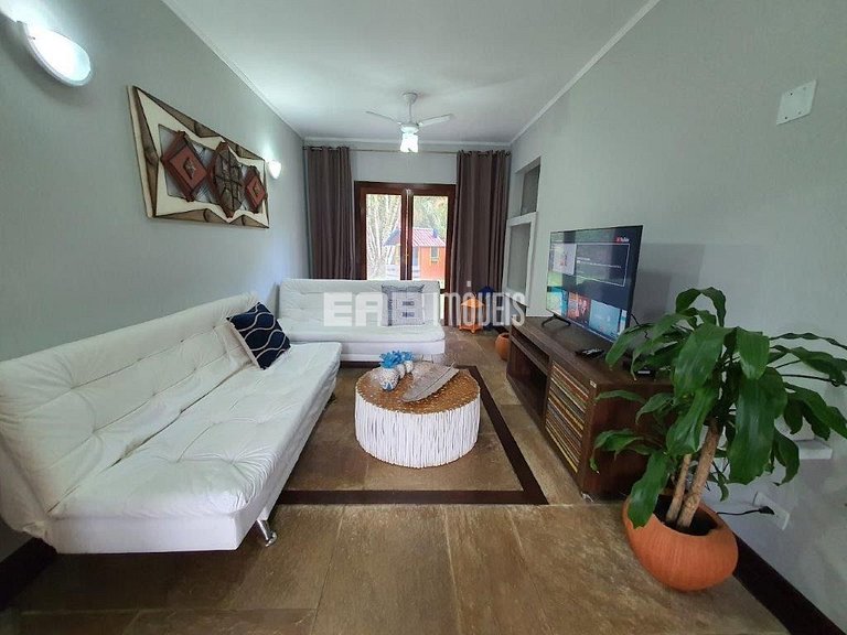 Bela casa, com piscina, espaço gourmet e acomodações para 12