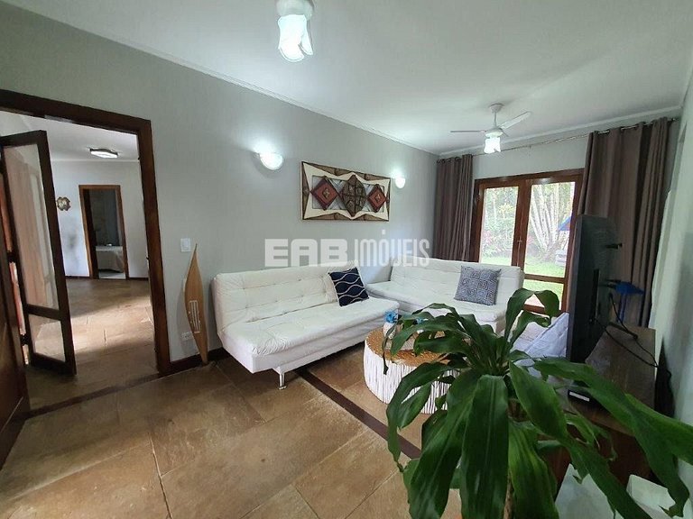 Bela casa, com piscina, espaço gourmet e acomodações para 12