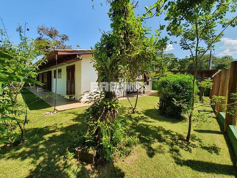 Casa com área verde a poucos metros da praia de Itamambuca