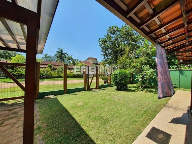 Casa com área verde a poucos metros da praia de Itamambuca