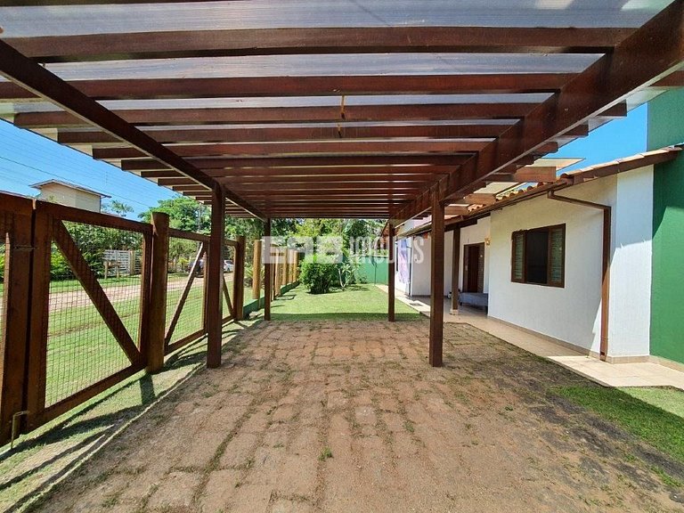 Casa com área verde a poucos metros da praia de Itamambuca