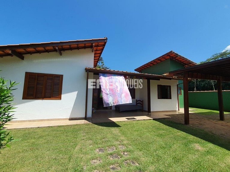 Casa com área verde a poucos metros da praia de Itamambuca