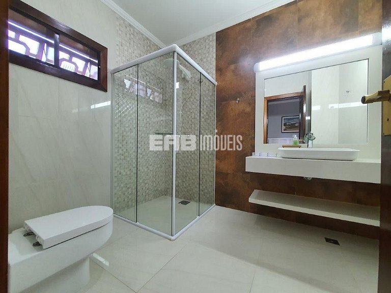 Bela casa, com piscina, espaço gourmet e acomodações para 12