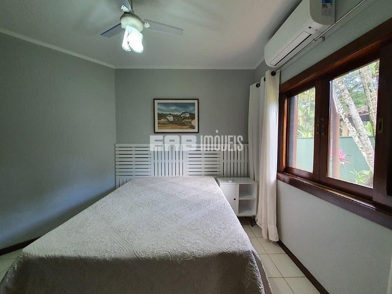 Bela casa, com piscina, espaço gourmet e acomodações para 12