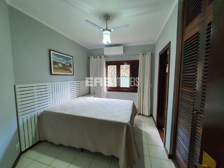 Bela casa, com piscina, espaço gourmet e acomodações para 12