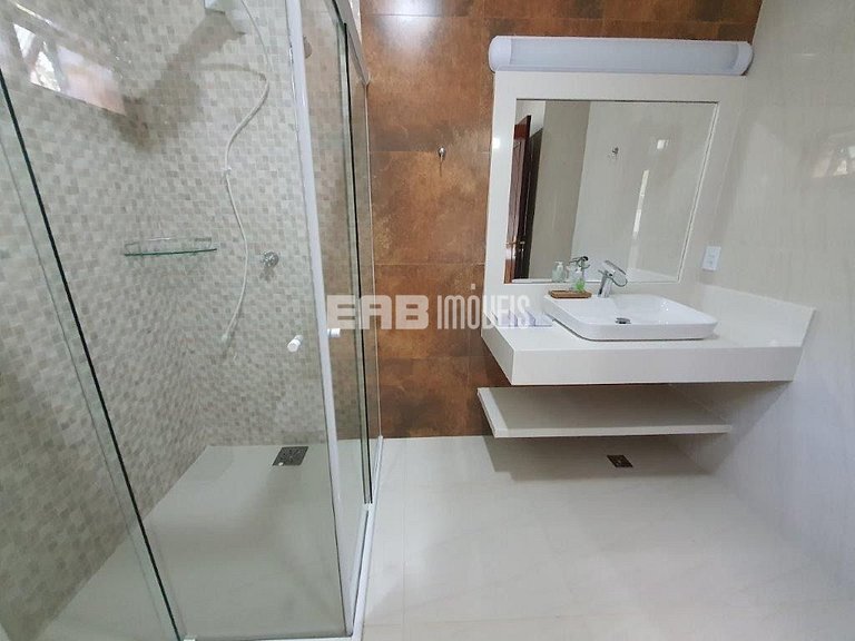 Bela casa, com piscina, espaço gourmet e acomodações para 12