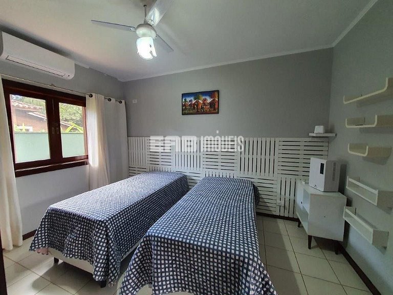 Bela casa, com piscina, espaço gourmet e acomodações para 12