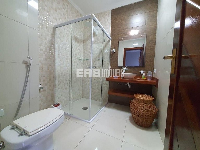 Bela casa, com piscina, espaço gourmet e acomodações para 12