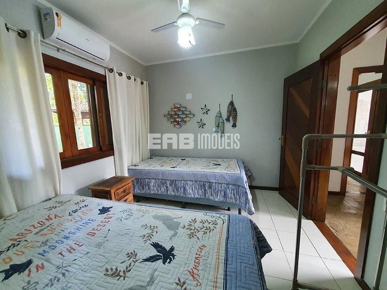 Bela casa, com piscina, espaço gourmet e acomodações para 12