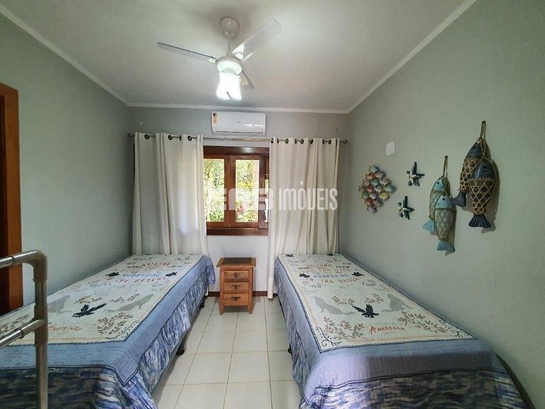 Bela casa, com piscina, espaço gourmet e acomodações para 12