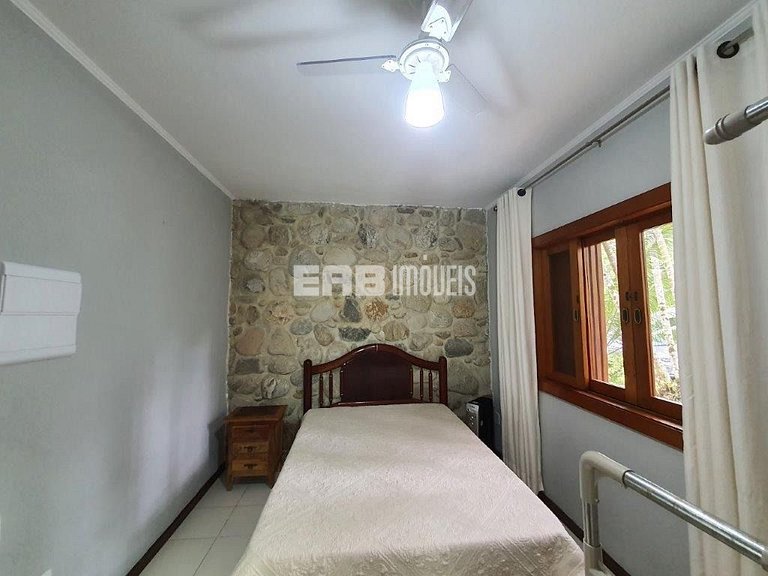 Bela casa, com piscina, espaço gourmet e acomodações para 12