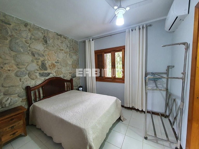 Bela casa, com piscina, espaço gourmet e acomodações para 12