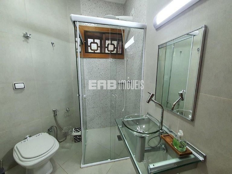 Bela casa, com piscina, espaço gourmet e acomodações para 12