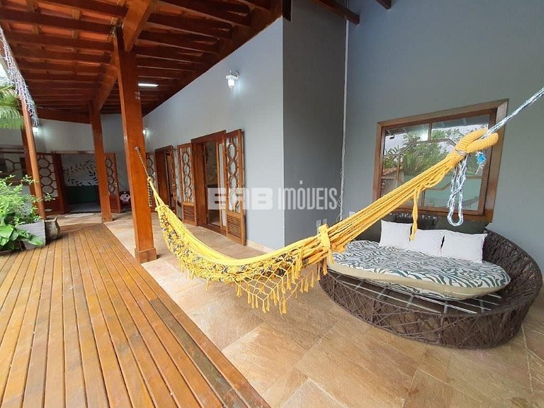 Bela casa, com piscina, espaço gourmet e acomodações para 12