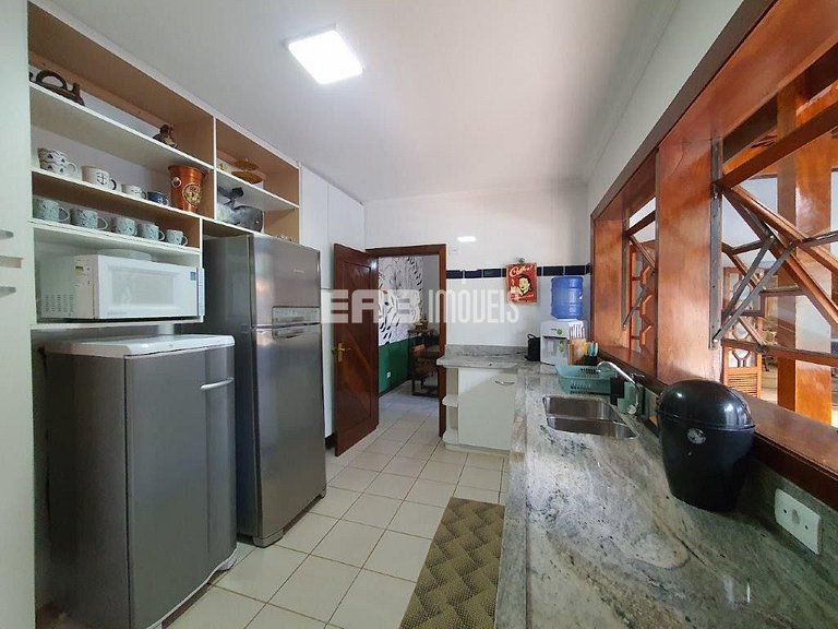 Bela casa, com piscina, espaço gourmet e acomodações para 12