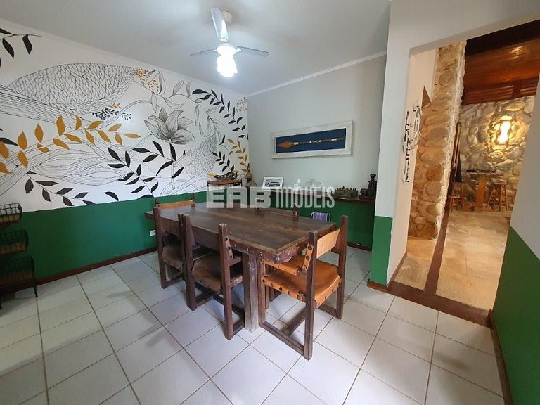 Bela casa, com piscina, espaço gourmet e acomodações para 12