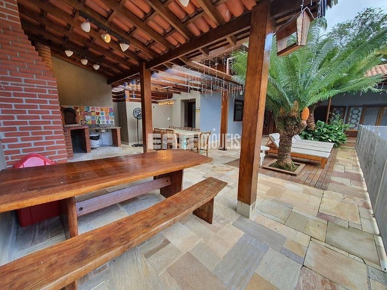 Bela casa, com piscina, espaço gourmet e acomodações para 12