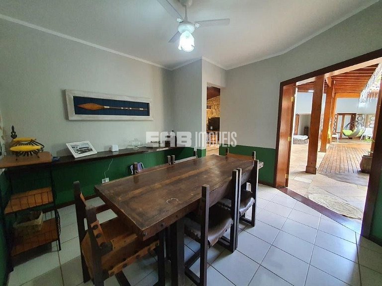 Bela casa, com piscina, espaço gourmet e acomodações para 12