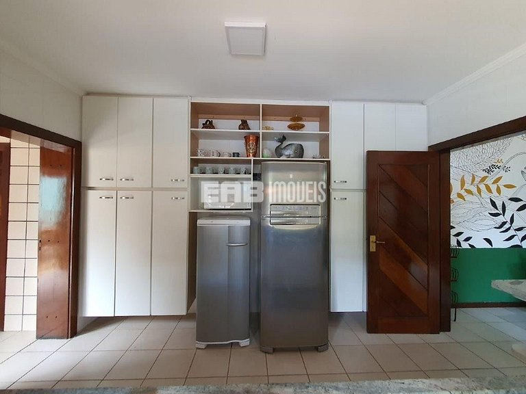 Bela casa, com piscina, espaço gourmet e acomodações para 12