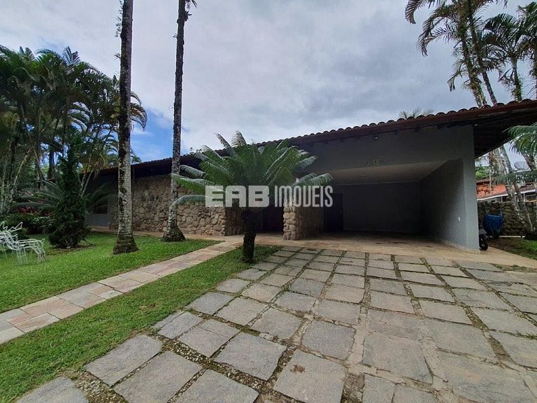 Bela casa, com piscina, espaço gourmet e acomodações para 12