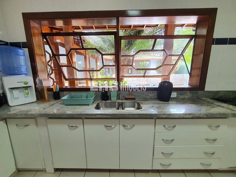 Bela casa, com piscina, espaço gourmet e acomodações para 12