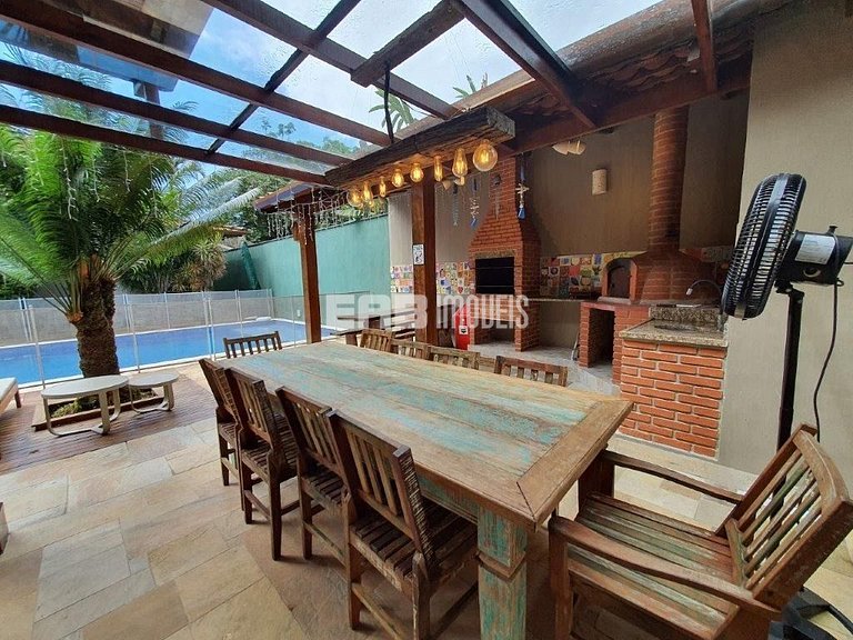 Bela casa, com piscina, espaço gourmet e acomodações para 12