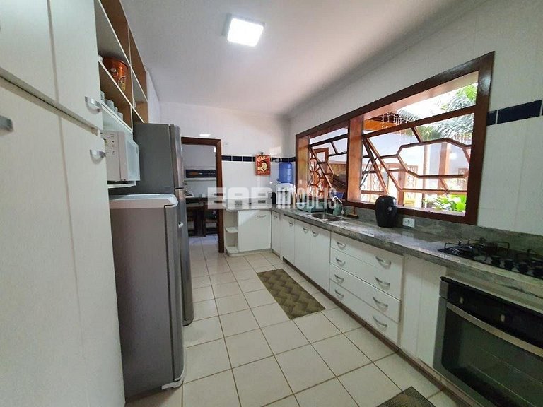 Bela casa, com piscina, espaço gourmet e acomodações para 12