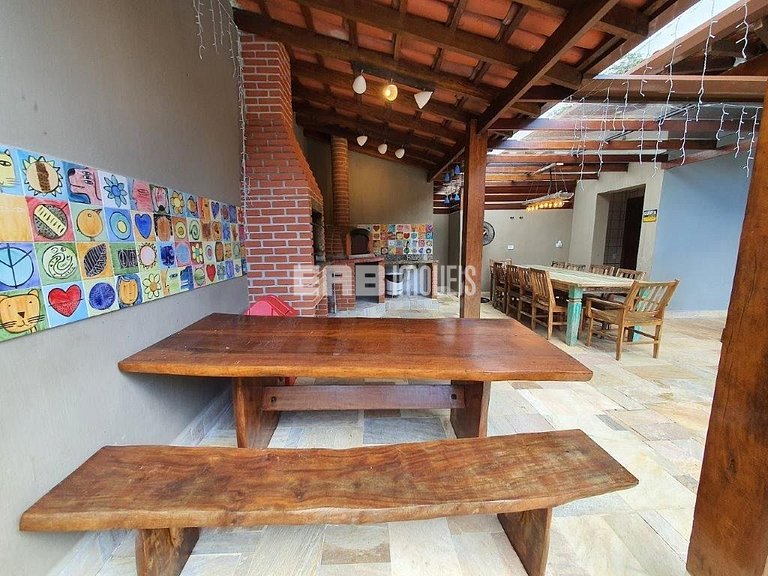 Bela casa, com piscina, espaço gourmet e acomodações para 12