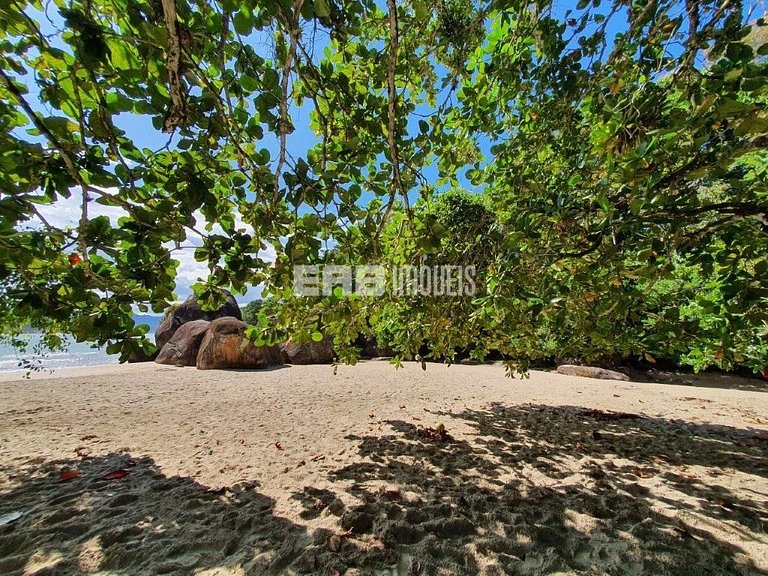 Casa com acesso exclusivo para a Praia do Félix