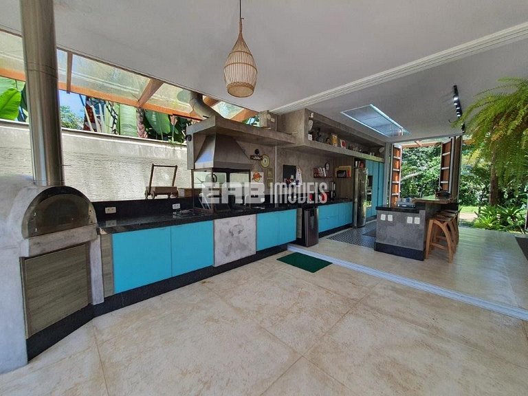 Casa a poucos passos da praia, com piscina, sauna e espaço g