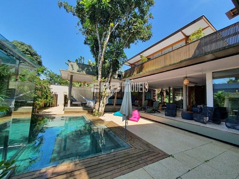 Casa a poucos passos da praia, com piscina, sauna e espaço g