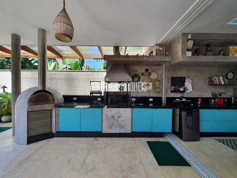 Casa a poucos passos da praia, com piscina, sauna e espaço g