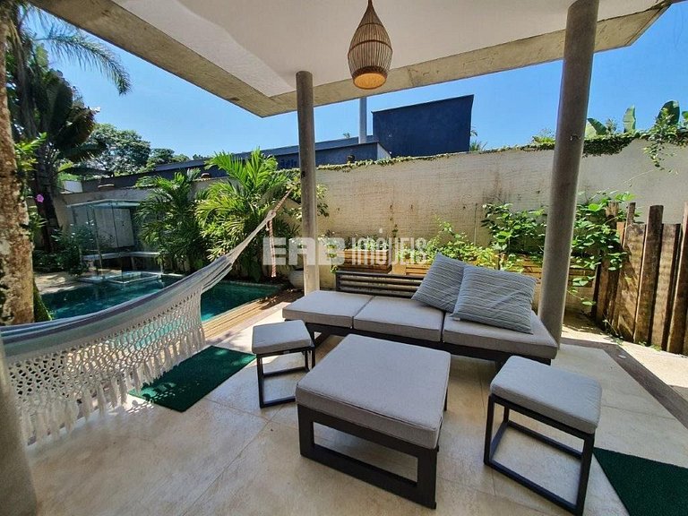 Casa a poucos passos da praia, com piscina, sauna e espaço g