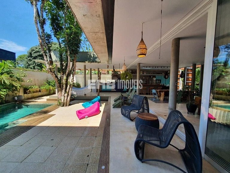 Casa a poucos passos da praia, com piscina, sauna e espaço g