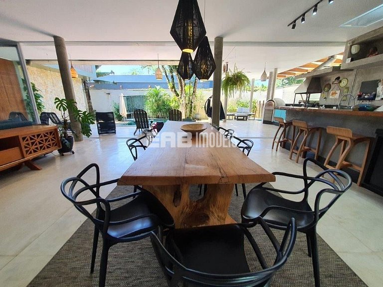 Casa a poucos passos da praia, com piscina, sauna e espaço g