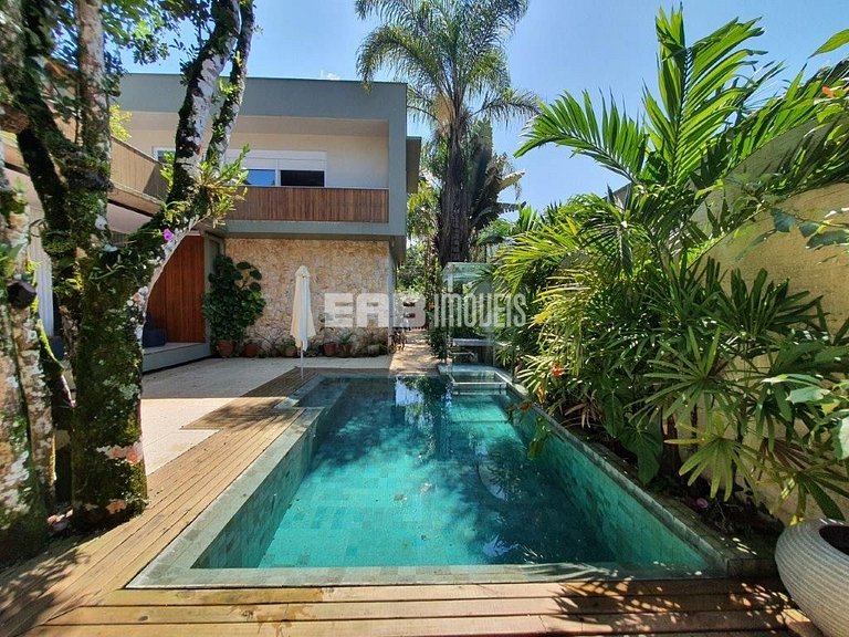 Casa a poucos passos da praia, com piscina, sauna e espaço g