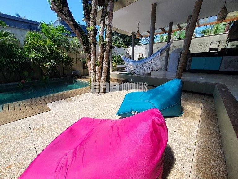 Casa a poucos passos da praia, com piscina, sauna e espaço g