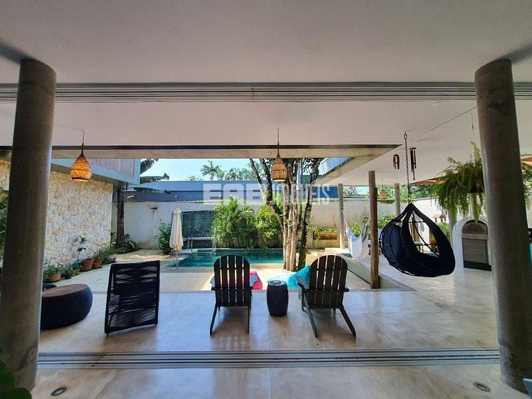 Casa a poucos passos da praia, com piscina, sauna e espaço g