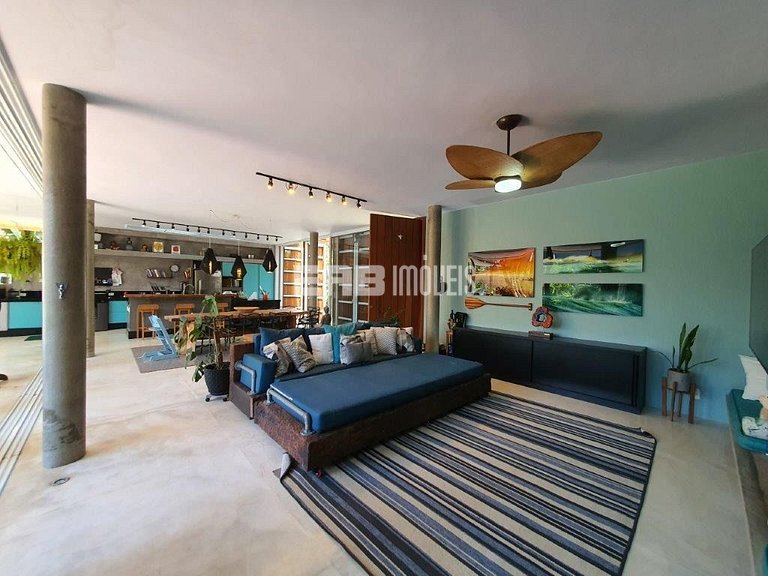 Casa a poucos passos da praia, com piscina, sauna e espaço g