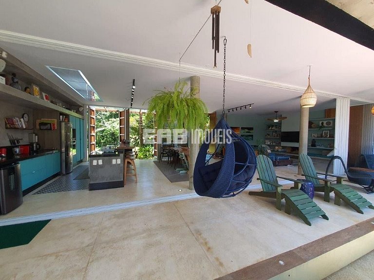 Casa a poucos passos da praia, com piscina, sauna e espaço g