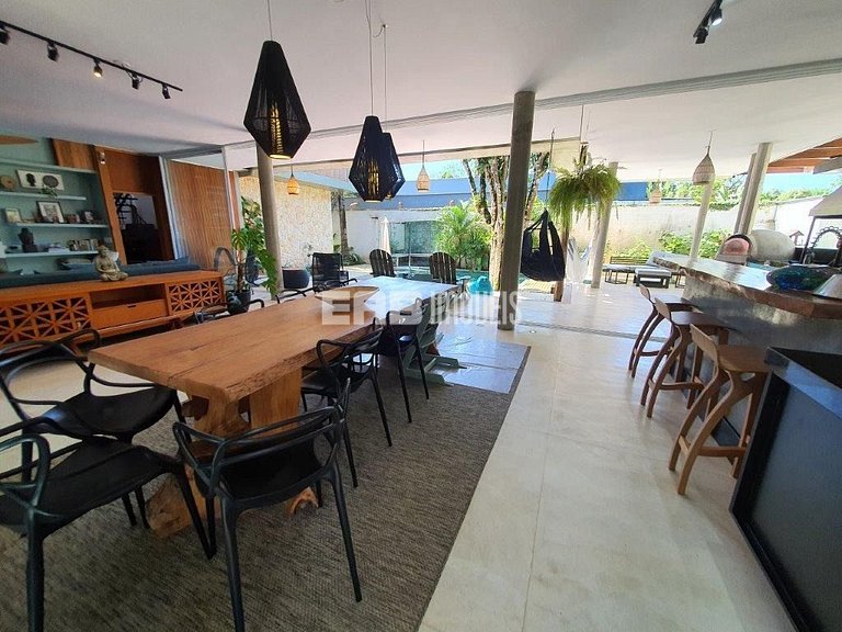 Casa a poucos passos da praia, com piscina, sauna e espaço g