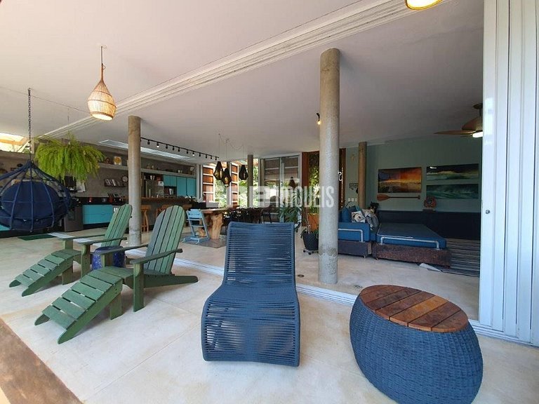 Casa a poucos passos da praia, com piscina, sauna e espaço g