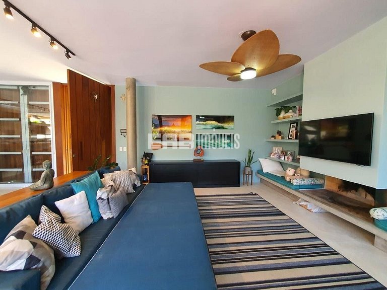 Casa a poucos passos da praia, com piscina, sauna e espaço g