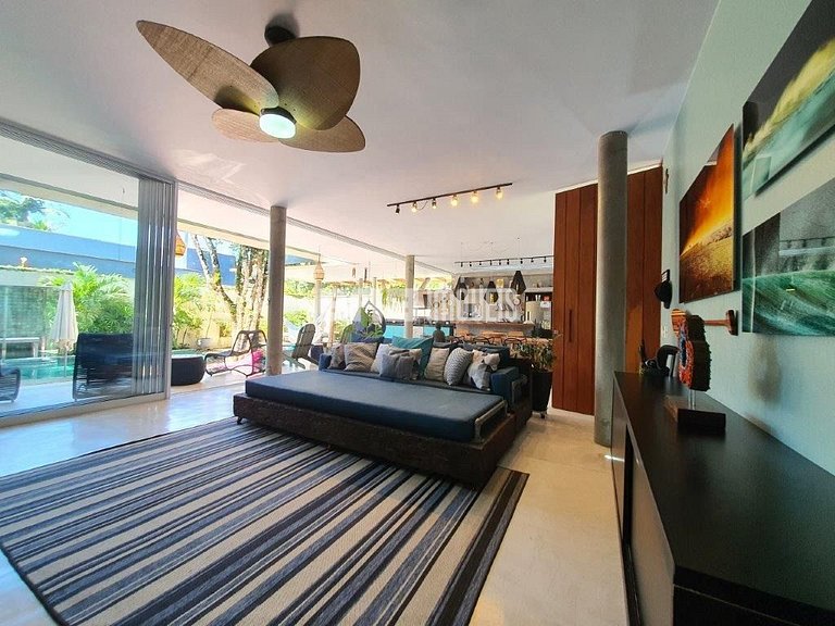 Casa a poucos passos da praia, com piscina, sauna e espaço g