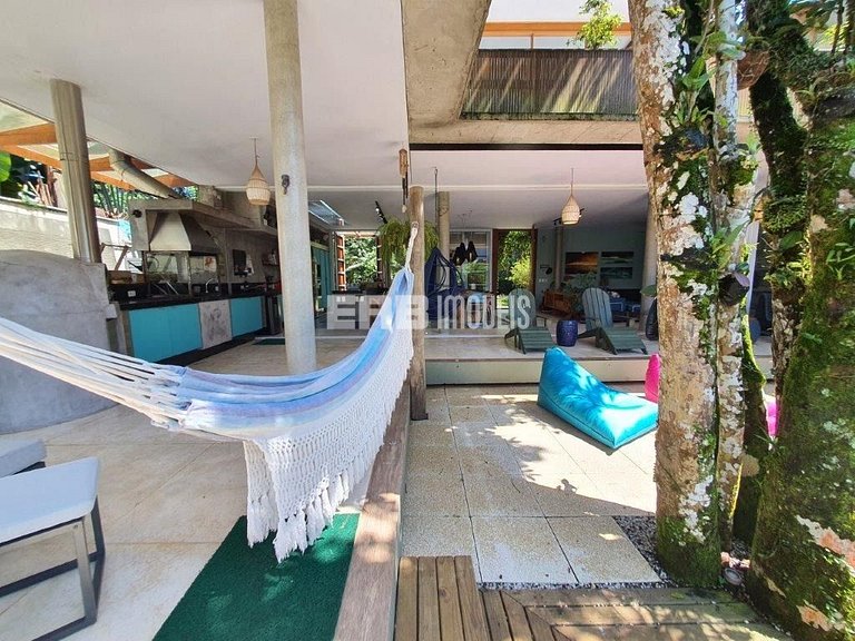 Casa a poucos passos da praia, com piscina, sauna e espaço g